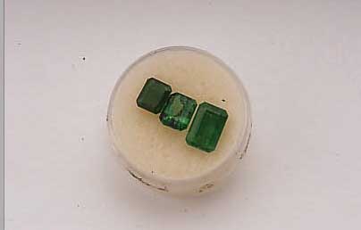 LOT 3 SMARAGDE ZUS. CA. 4.80 CT, VERSCH. GRößEN, FORMEN UND FARBEN