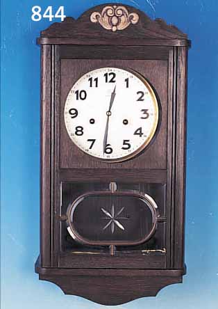 WANDUHR, JUNGHANS, UM 1930, DUNKLES EICHEN- HOLZGEHäUSE, SCHWUNGBEREICH DES PENDELS FACET.VERGLAST, ZIFFERBLATT VERSILBERT, SKEL. MES- ...