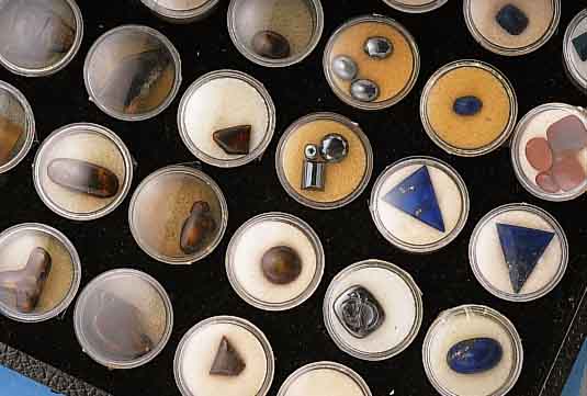 EDELSTEINSAMMLUNG: LAPISLAZULI, TüRKISE, BOULDEROPALE, FEUEROPALE, ACHATE Z.T. ALS GEMMEN GESCHNITTEN, VERSCH. FORMEN UND SCHLIFFE, ...