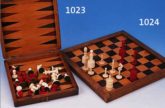 SCHACHSPIEL MIT BRETT, UM 1910, ELFENBEIN, GESCHNITZTE FIGUREN, 1 SATZ ROT GEFASST, IN HOLZKISTE, DAZU SCHACHBRETT (HOLZ), M. 32.5X32.5 CM, L. ...