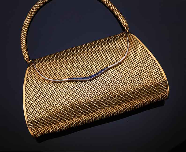 ELEGANTE ABENDTASCHE, GG/WG 585/000, SCHLIEßE BES. MIT 19 SAPHIRCARREES IN WG GE- FAßT ZUS. CA. 2.5 CT VON SEHR GUTER FARBE, ...