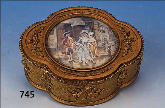 SCHMUCKDOSE, UM 1900, MESSING, REICH RELIEFIERTE WANDUNG, UMLAUFENDER DEKOR VON KLEINEN ROSEN, AUF DIESEM FOND GRöSSERE TEIL- PLASTISCHE ...