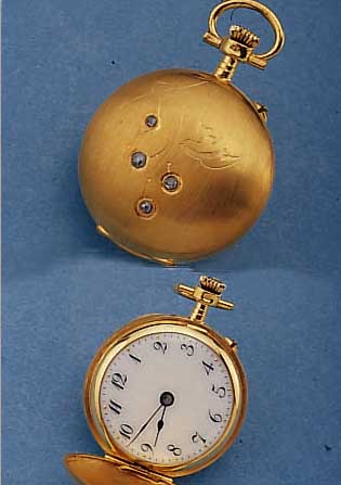 DAMENTASCHEN/ANHäNGEUHR SAVONETTE, SCHWEIZ UM 1908, GG 585/000, MATTIERT, SPRUNGDECKEL JUGENDSTIL DARST. EINER SCHWALBE M. 4 DIAMANT-ROSEN, ...