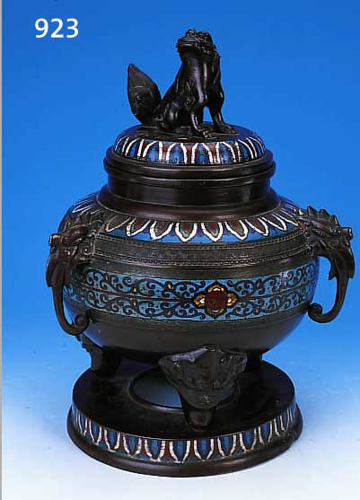 DECKELGEFäß, JAPAN, UM 1870, BRONZE, BUNT EMAILLIERT IN CHAMPS-LEVE-TECHNIK, FüßE IN MASKERONFORM, DECKELBEKRöNUNG IN FORM ...