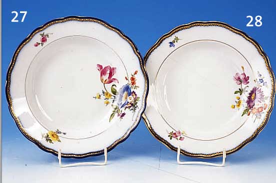 TIEFER TELLER, MEISSEN, 1946, PORZELLAN, QUALITäTVOLLE BEMALUNG, KOBALTBLAUER RAND, GOLDGEHöHT, EIN GR. U. EIN KLEINES BUNTES BOUQUET U. ...