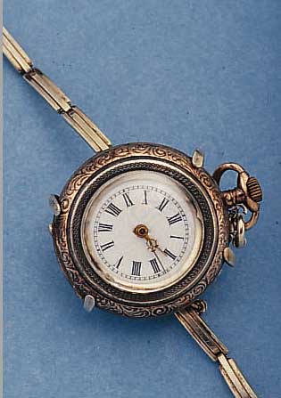 DAMENTASCHENUHR ALS ARMBANDUHR, SCHWEIZ UM 1910, SILB., RäNDER VERG., EMAILBL., ZYL.-WERKVERG. D. CA. 33 MM, ANBEI UHRENBAND M. HALTE- KLAMMER IN ...