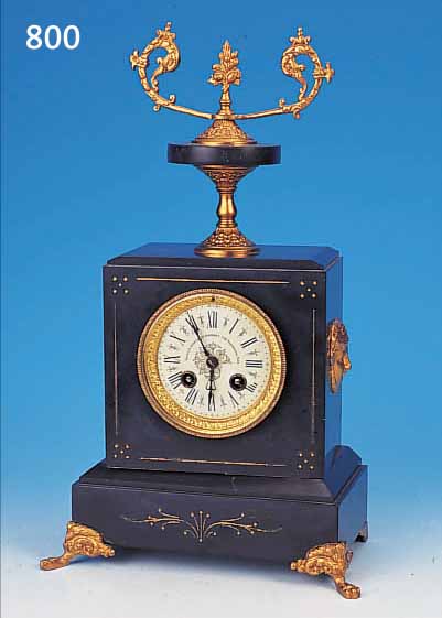 PENDULE FRANKREICH, UM 1890, SCHWARZES SCHIEFERGEHäUSE, SEITLICH MIT MASKERONEN, GLASDECKEL, BEIGEFARB. EMAILZIFFERBLATT MIT ...