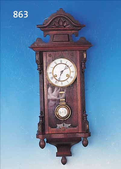 WANDUHR, DT., UM 1910, VERZIERTES EICHEN- GEHäUSE, ORIGINALAUFSATZ, 3-SEITIG VERGLAST, 2-GETEILTES EMAILZIFFERBLATT (MIN. HAARRISSIG)LAUFDAUER ...