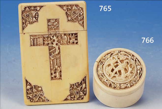 BEHäLTER FüR VISITENKARTEN, JAPAN, UM 1900, ELFENBEIN, UMLAUFENDE FEINE SCHNIZTEREI, FLORAL U. MIT PERSONENSTAFFAGE, CA. 11 X 7 X 1 CM, MIN. ...