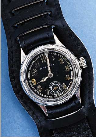REVUE FLIEGERUHR, SCHWEIZ UM 1935, METALL VERCHR., BOD. U. LüN. GESCHR., ORIG. GLAS, WERK VERG., 15 ST., SCHR.-UNR., FLACH.-SPIR, LEDERB. ...