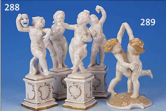 VIER PORZELLANFIGUREN, HUTSCHENREUTHER, 20ER JAHRE, DIE VIER JAHRESZEITEN IN GE- STALT VON PUTTI AUF SOCKEL, GOLDSTAFFAGE, H. CA. 14 ...