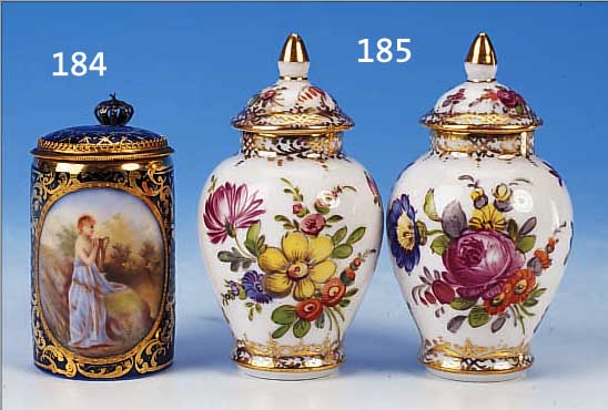 KLEINES DECKELVASENPAAR, DRESDEN, UM 1900, PORZELLAN, FEINE BUNTE BEMALUNG, UMLAUFENDER SCHöNER BLUMENDEKOR, BOUQUETS U. STREUBLUMEN, ...