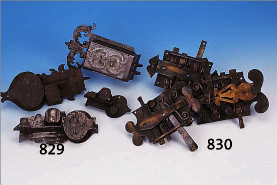 9 BAROCKSCHLöSSER, 18. JH, EISEN, CA. 21-29 CM, OHNE SCHLüSSEL, UND EIN TüRBESCHLAG, SEKUNDäR MIT NäGELN VER- SEHEN ...