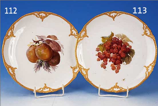 ZIERTELLER, KPM, 1905-20, PORZELLAN, QUALITäTVOLLE BUNTE BEMALUNG VON OBSTDEKOR, BEERENSTAUDE, REICHE TEILRELIEF. GOLDSTAFFAGE,MIN. BER., ...