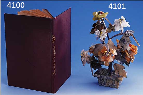 BLüTENBAUM, NATURALISTISCHE DARSTELLUNG, BLüTEN UND BLäTTER AUS HALBEDELSTEINEN, STIELEDRAHT MIT GRAUEM SEIDENBAND UMWICKELT, H. CA. 22.5 CM