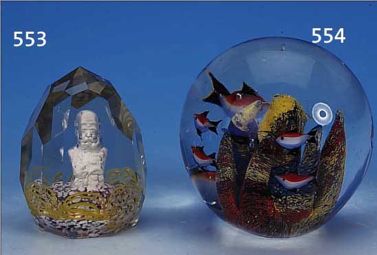 GROßES PAPERWEIGHT, MURANO, 50ER JAHRE, FARBLOSES GLAS MIT BUNTEN EINSCHMELZUNGEN, DAVON 8 FISCHE DARSTELLEND, H. CA. 10,5 CM