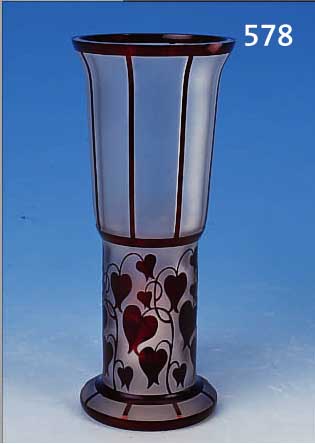 VASE, LOETZ, UM 1916, ENTW. HANS BOLEK, FARBL. GLAS, AUSSEN MILCHWEISS MATT., RUBIN- ROTER AUSSENüBERFANG, LüSTR., GESCHNITTENENER U. ...