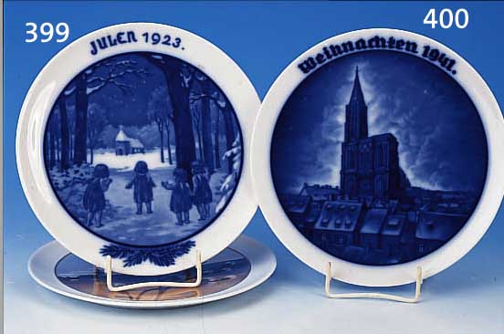 ZWEI ZIERTELLER, ROSENTHAL: WEIHNACHTSTELLER1923, ENTW. ERNST HOEFER BERLIN, BLAUE UNTER- GLASURBEMALUNG; OSTERN 1914, ENTW. JUL. V. ...