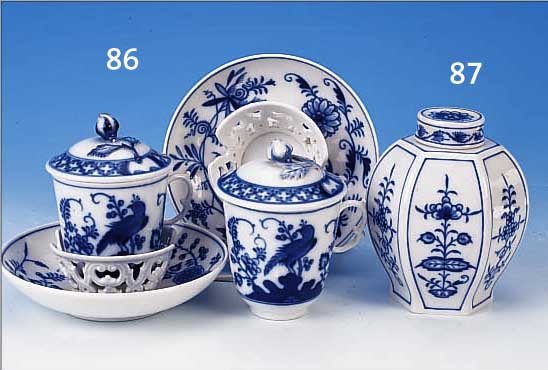 ZWEI SCHOKOLADENTASSEN, MEISSEN, UM 1870/80, PORZELLAN, 2. WAHL, BLAUE UNTERGLASURBEMA- LUNG, KAKIEMONDEKOR MIT PARADIESVöGELN, ...