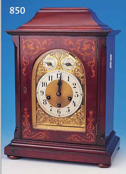 TISCHUHR MIT WESTMINSTERSCHLAG, JUNGHANS, UM 1900, HOLZGEHäUSE MIT MAHAGONIFURNIER, AUF DER TüR MIT BLATTINTARSIEN, ABGESCHRäGTE VOR- ...