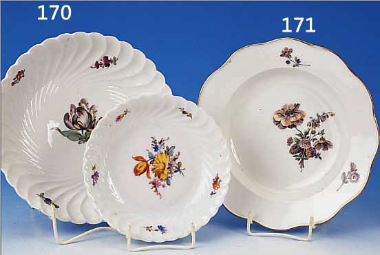 ZWEI SCHALEN, NYMPHENBURG, 1 X UM 1910, 1 X 50ER JAHRE, PORZELLAN, WANDUNG IN WELLEN- DEKOR, BUNTE BLUMENBEMALUNG, BOUQUET U. STREUBLUMEN, ...