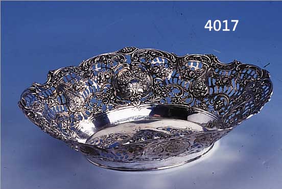 ANBIETSCHALE, DEUTSCH UM 1910/00, 800ER SILBER, GESäGT, NACHGESTOCHEN UND PUNZ., AUF- WENDIGE VERZIERUNG IM ROSENDEKOR, CA. 290 G, CA. D CA. ...