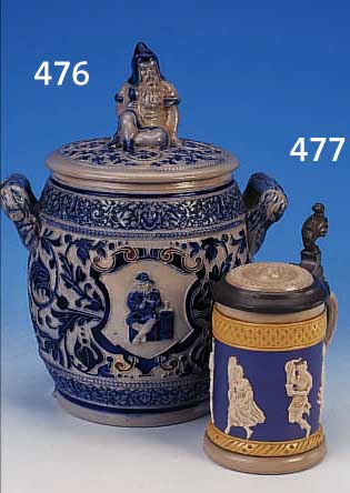 TABAKSTOPF, DEUTSCH, UM 1900, STEINGUT, REICH RELIEFIERTE WANDUNG, FLORALER DEKOR MIT MASKERONEN, IN ZWEI KARTUSCHEN JE EIN MANN BEIM ...