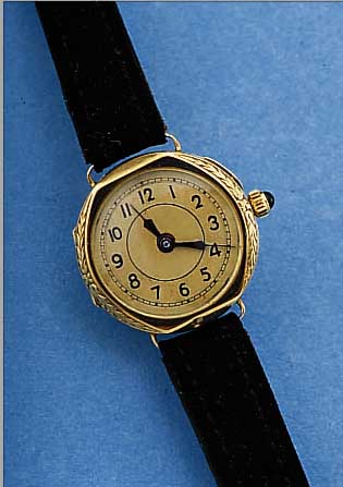 DAMENGOLDUHR, SCHWEIZ/DEUTSCHL. UM 1935, GG 585/000, BODENSCHARN., GLASRAND AUFGEDRüCKT, ZWEIFARBIG VERG. BLATT, 15 STEINE, BRüCKEN- ANKERWERK ...