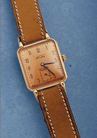 ETA ARMBANDUHR WILBA, SCHWEIZ UM 1940, ROSE/G 750/000, BETöNTE BANDANST., BODEN AUF- GEDR., KUPFERFARBENES BLATT, FORMANKERWERK KAL. 1000, ...