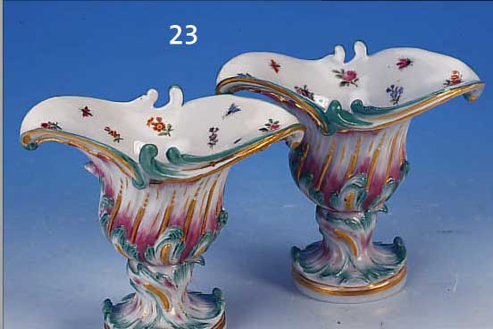 PAAR GEFäßE, MEISSEN, UM 1820-30, PORZELLAN, REICH RELIEFIERT, ROT UND GRüN STAFFIERT MIT STREUBLUMENMALEREI UND IN- SEKTEN, ...