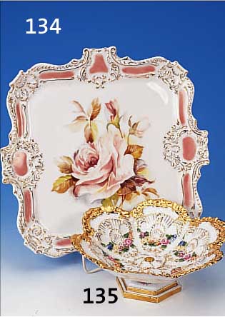 ANBIETSCHALE, MEISSEN, UM 1855, PORZELLAN, REICH FLORAL RELIEFERT UND BUNT BEMALT, REICHE GOLDSTAFFAGE, REST., H. CA. 9,5 CM, D. ...