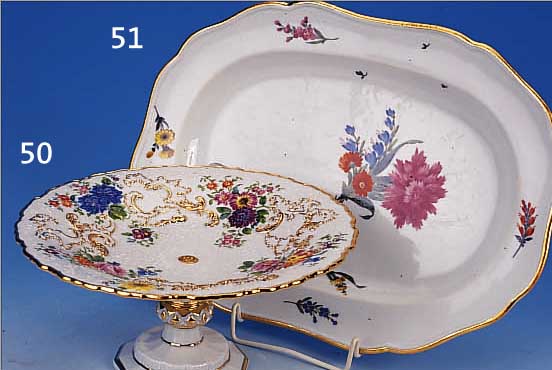 PLATTE, MEISSEN, UM 1800, PORZELLAN, BUNT BEMALT MIT BLUMENBOUQUET UND STREUBLUMEN,GOLDRAND, CA. 38 X 28 CM