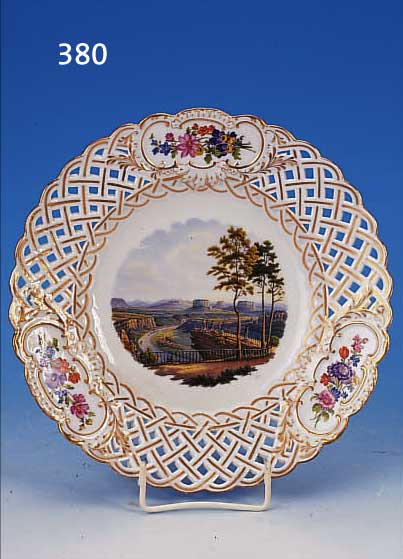 ZIERTELLER, MEISSEN, UM 1870-80, PORZELLAN, MITTIG FEINE BUNTE LANDSCHAFTS- MALEREI, RAND IN DURCHBRUCHARBEIT MIT ...