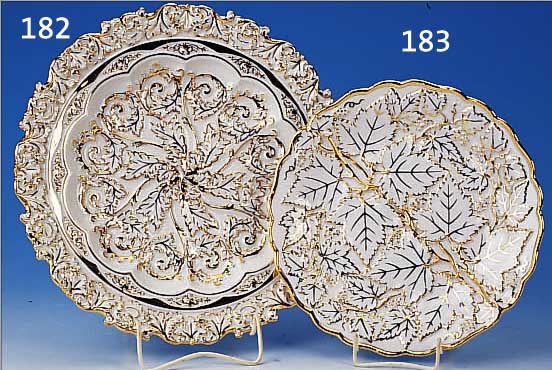 ANBIETTELLER, MEISSEN, UM 1830-40, PORZELLAN, REICH RELIEFIERT UND MATT- UND GLANZVERGOLDET, D. CA. 32 CM
