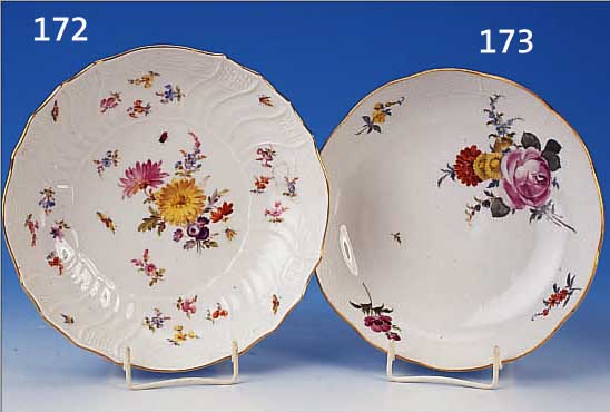 SCHALE, MEISSEN, UM 1750-60, RELIEFIERTER RAND, BUNTE MALEREI VON BLUMEN- BOUQUET UND STREUBLUMEN, BERIEBEN, D. CA. 21 CM