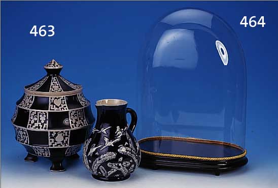 KONV. AUS DECKELBOWLE U. KRUG, HöHR-GRENZHAU- SEN, UM 1920/25, FEINSTEINZEUG: BOWLE BLAUE GLASUR, GEOMMETRISCH RELIEF. DEKOR, AUF DREI FüSSEN, ...