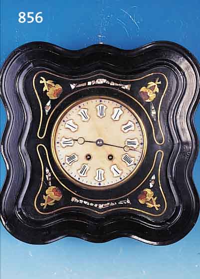WANDUHR, FRANKREICH, UM 1870/1880, GE- SCHWEIFTER U. PROFILIERTER HOLZRAHMEN, SCHWARZ GELACKT, MESSINGINTARSIEN MIT PERL- ...