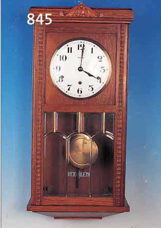 WANDUHR MIT WESTMINSTERSCHLAG, UHRENFABRIK VE-DETTE IN SAVERNE (F), UM 1930, HELLES VER- ZIERTES UND GESCHNITZTES EICHENGEHäUSE, ...