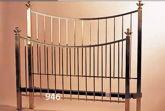 BETTGESTELL, FRANKREICH, UM 19410/20, MES- SING/METALL, MIT SEITENTEILEN, H. 150 CM, SEITENLäNGE 180 CM, B. 154 CM, L. ALTERSSP.