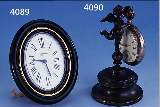 CARTIER-REISEWECKER, METALL VERGOLDET HANDAUFZUG, RAHMEN SCHWARZ LACKIERT, AUFSTELLBAR, H CA. 9 CM, EZ 2