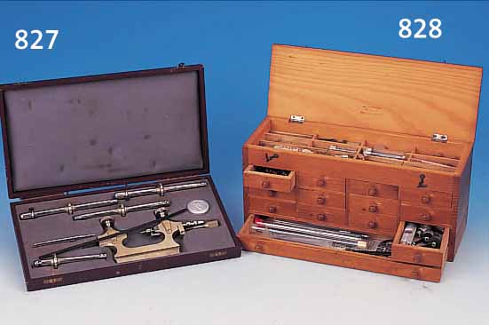 KLEINER FURNITURENSCHRANK FüR UHRMACHER, DEUTSCH, UM 1920, HOLZ MIT 13 SCHüBEN U. OBERER ABLAGE MIT KLAPPE, GEFüLLT MIT: ...
