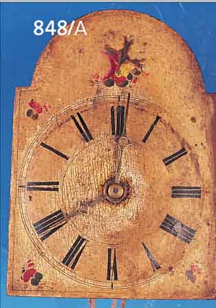 HOLZRäDER-UHR, SCHWARZWALD, UM 1810/1830, BOGENZIFFERBLATT MIT ZARTER FLORALER MALEREI (ALTERSBEDINGT BERIEBEN), ERHABENEM ZIFFERN- KREIS, ...
