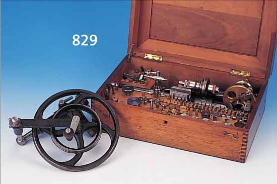 DREHMASCHINE FüR UHRMACHER, UM 1910/1920, ORIGIN. HOLZKASTEN, WOLF, JAHN & CO., AUF- NAHME 8MM, MIT HANDSCHWUNGRAD, 2 WANGEN 30 CM U. ...
