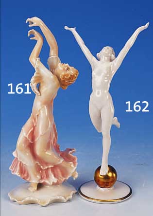 PORZELLANFIGUR, HUTSCHENREUTHER, UM 1920/30, TäNZERIN AUF KUGEL, TUTTER-ENTWURF, GOLD- STAFFAGE, H. 22 CM