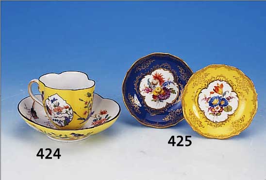 ZWEI KLEINE TELLER, MEISSEN, UM 1880, PORZELLAN, FEINE BUNTE BEMALUNG, MITTIG JE EINSCHöNES BLUMENBOUQUET, 1 X TüRKISFARB., 1 X ...