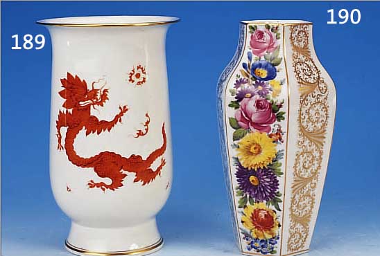VASE, HUTSCHENREUTHER, UM 1920/25, PORZEL- LAN, QUALITäTVOLLE BUNTE BLUMENMALEREI, REI- CHE GOLDSTAFFAGE, H. 24 CM