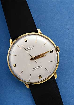 KIENZLE HERRENARMBANDUHR SUPERIA, DEUTSCHL. UM 1964, METALL VERG. EDELSTAHLBOD. AUFGEDR., FLACHE AUSFüHRUNG, SPITZENMODELL, 17 ST., ...