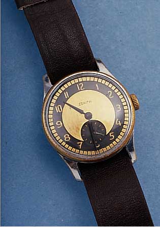 ZENITH FRüHES ARMBANDUHRWERK, SCHWEIZ UM 1928, IM NEUTR. METALLGEH. VERCHR. UM 1945, BOD. U. GLASRAND AUFGEDR., ZIFFERBL. MESSING, ...