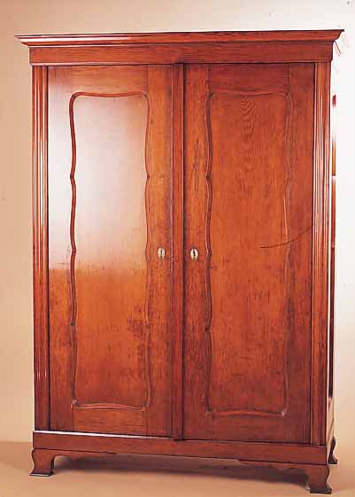 SCHRANK, EICHE MASSIV, UM 1870, ZWEITüRIG, ZERLEGBAR, KLEIDERHAKEN UND ABLAGE, OHNE SCHLüSSEL, ALTERSBEDINGTE GEBRAUCHSSPUREN, CA. ...