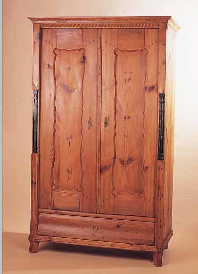 SCHRANK, WEICHHOLZ, UM 1850, ZWEITüRIG, Tü- REN KASSETTIERT, GESCHWEIFTE SOCKELSCHUBLADE, KLEINE, SCHWARZGELACKTE HALBSäULEN, OHNE ...
